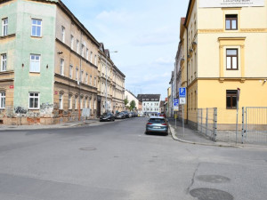 Řidiči v Plzni musí počítat s další objížďkou, dělníci rozkopou Purkyňovu ulici