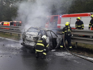 V hořícím osobáku zahynula jedna osoba po střetu s kamionem na dálnici D5. Spolujezdkyně utrpěla těžké popáleniny