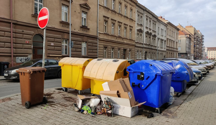 Průzkum: Obyvatele trápí odhozené nápojové obaly, přeplněné kontejnery na třídění i nepořádek kolem nich