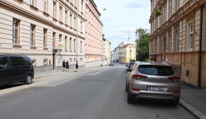 Řidiči v Plzni musí počítat s další objížďkou, dělníci rozkopou Purkyňovu ulici