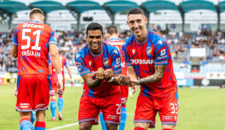 Fotbalisté Plzně vyhráli v Budějovicích 3:0 a nadále ztrácejí dva body na Spartu