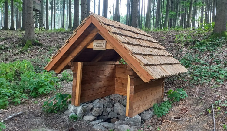 Lesnici obnovili tři studánky v lesích na Kokotsku, podél stezky je i ta s kuriozním názvem U Čůráčku