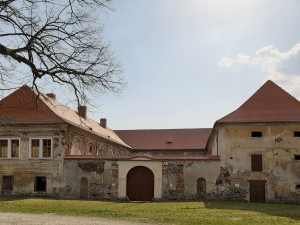 Nadšenci už více než čtvrt století opravují zámek Čečovice, potřebné peníze se snaží získat z kulturních akcí