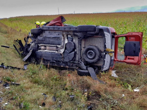 Nehoda tří vozidel si vyžádala šest zraněných včetně dětí. Na vině je řidička, která dostala smyk