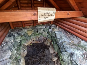 Lesnici obnovili tři studánky v lesích na Kokotsku, podél stezky je i ta s kuriozním názvem U Čůráčku