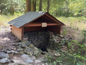 Lesnici obnovili tři studánky v lesích na Kokotsku, podél stezky je i ta s kuriozním názvem U Čůráčku