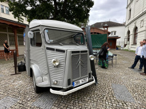 S tímto veteránem přebudovaným na pojízdnou kavárnu vyráží koalice Společně do kontaktní kampaně