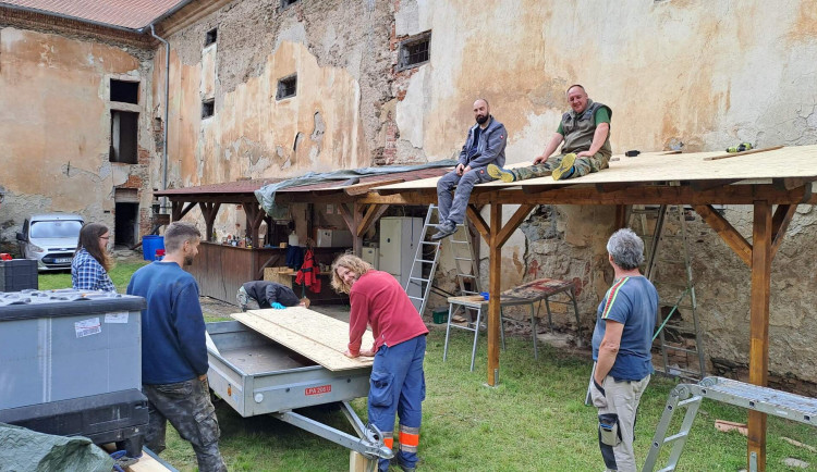 Nadšenci už více než čtvrt století opravují zámek Čečovice, potřebné peníze se snaží získat z kulturních akcí