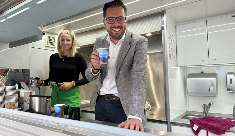 Máme na víc, říká Jan Šašek, lídr kandidátky Společně pro krajské volby v Plzeňském kraji. Ten je komunálním politikem i kavárníkem