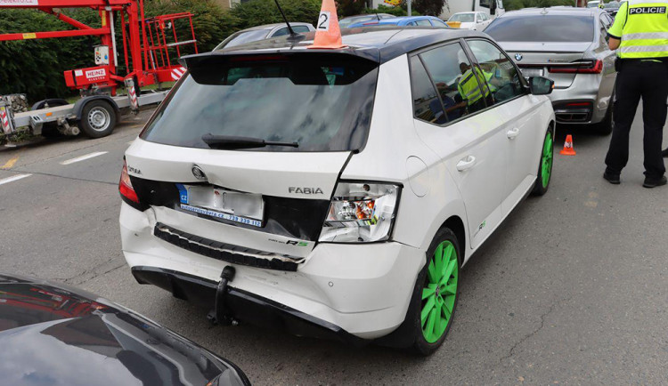 Řidič v Olomouci pozoroval policisty u krajnice a boural. Odhad škody dosahuje 300 tisíc korun