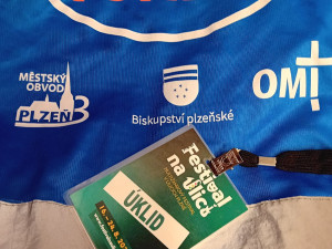 Bezdomovci pomáhají devět dní s úklidem a tříděním odpadu při festivalu v centru města díky novému projektu