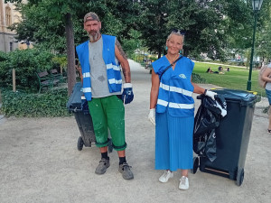 Bezdomovci pomáhají devět dní s úklidem a tříděním odpadu při festivalu v centru města díky novému projektu