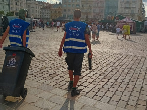 Bezdomovci pomáhají devět dní s úklidem a tříděním odpadu při festivalu v centru města díky novému projektu