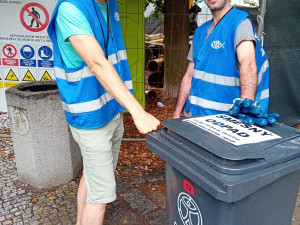 Bezdomovci pomáhají devět dní s úklidem a tříděním odpadu při festivalu v centru města díky novému projektu