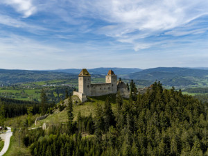 Ikonický hrad Kašperk shání ve veřejné sbírce finance na záchranu původní cihelné střechy z doby Karla IV.