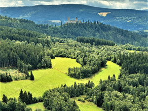 Ikonický hrad Kašperk shání ve veřejné sbírce finance na záchranu původní cihelné střechy z doby Karla IV.