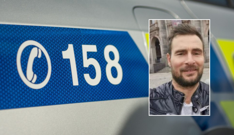 Policie pátrá po otci dvou malých dětí. Michal měl nejspíš bouračku, záchranáři ho ale na místě nenašli