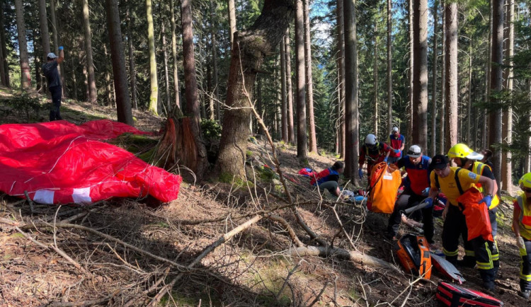 Horskou službu nejvíce zaměstnávají zranění cyklisté. Na Šumavě zachraňovali i paraglidisty ze stromů