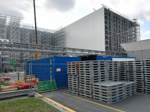 Pivovar buduje druhou část automatizovaného gigantického skladu. Po dokončení pojme 50 milionů piv