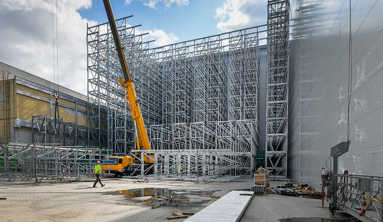 Pivovar buduje druhou část automatizovaného gigantického skladu. Po dokončení pojme 50 milionů piv