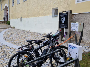 Cykloturisté mohou na Šumavě zdarma využít nová dobíjecí místa na elektrokola