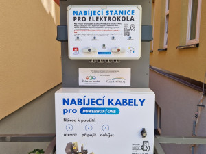 Cykloturisté mohou na Šumavě zdarma využít nová dobíjecí místa na elektrokola