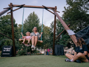 Festival na ulici nabídl rekordní počet scén a přes 140 kapel, lidi uchvátila i obří houpačka