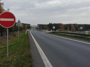 Dva mosty nad dálnicí D5 se budou opravovat až do konce října na silnici I/26 poblíž Sulkova u Plzně