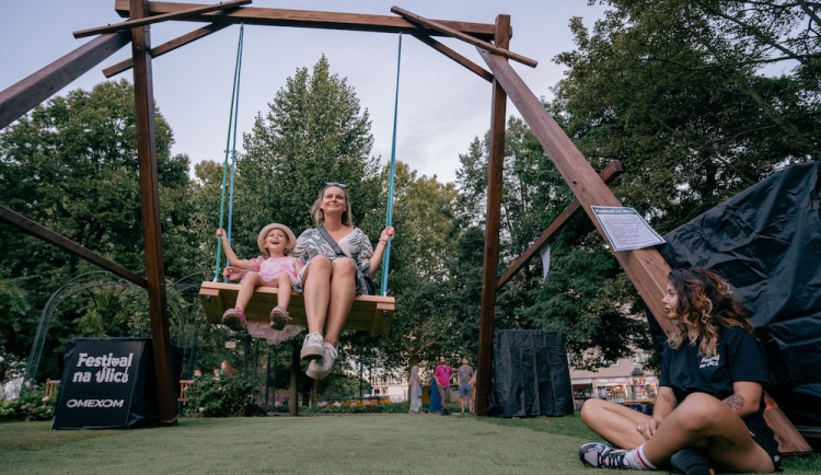 Festival na ulici nabídl rekordní počet scén a přes 140 kapel, rozrostl se i doprovodný program