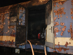 Hasiči likvidovali v železničním depu požár odstaveného vagonu. Plameny ho zcela zničily