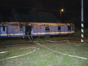 Hasiči likvidovali v železničním depu požár odstaveného vagonu. Plameny ho zcela zničily
