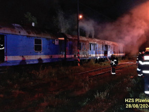 Hasiči likvidovali v železničním depu požár odstaveného vagonu. Plameny ho zcela zničily