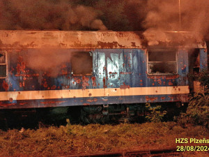 Hasiči likvidovali v železničním depu požár odstaveného vagonu. Plameny ho zcela zničily
