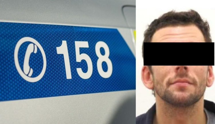 Policisté hledají uprchlého vězně. Na prsou má vytetovanou pěticípou hvězdu a na lýtku tři lebky