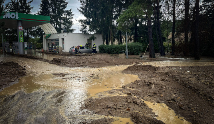 Zbiroh sečetl škody po bleskové povodni, kdy tam spadlo rekordní množství srážek