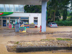 Zbiroh sečetl škody po bleskové povodni, kdy tam spadlo rekordní množství srážek