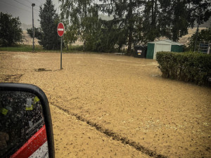 Zbiroh sečetl škody po bleskové povodni, kdy tam spadlo rekordní množství srážek