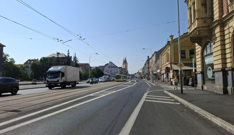 Velká úleva pro řidiče, končí opravy některých silnic. Už v neděli se otevře páteřní Klatovská třída