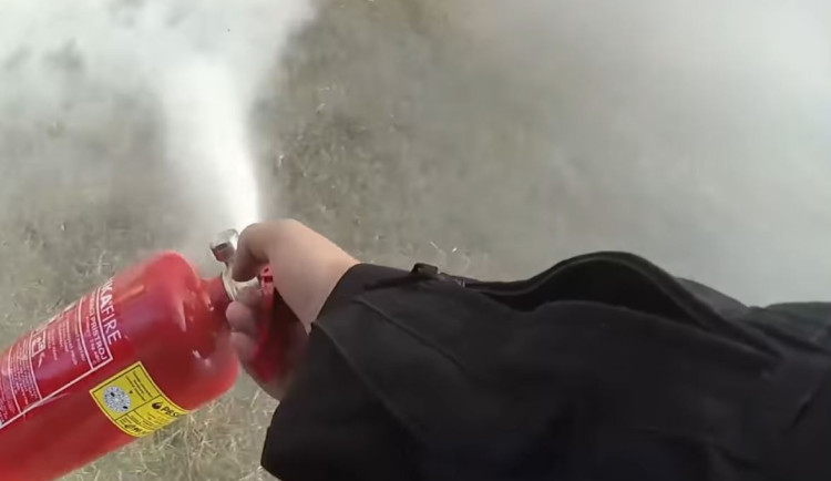 VIDEO: Starší ženě se vymklo pálení plevele u rodinného domu, následný požár hasili policisté