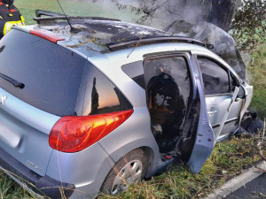 Osobák vylétl ze silnice, narazil do stromu a začal hořet, řidič skončil v nemocnici