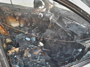 Osobák vylétl ze silnice, narazil do stromu a začal hořet, řidič skončil v nemocnici