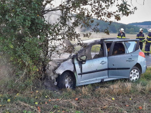 Osobák vylétl ze silnice, narazil do stromu a začal hořet, řidič skončil v nemocnici