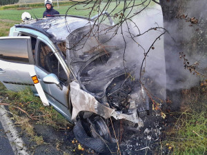 Osobák vylétl ze silnice, narazil do stromu a začal hořet, řidič skončil v nemocnici