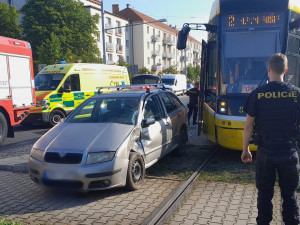 Řidič osobního auta bez platné technické prohlídky zkřížil cestu tramvaji, tři lidi odvezli do nemocnice