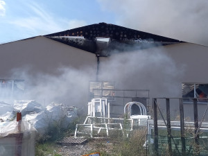 VIDEO: Hasiči bojují s požárem v areálu zemědělské společnosti, škody půjdou do milionů