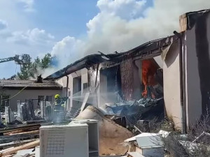 VIDEO: Hasiči bojují s požárem v areálu zemědělské společnosti, škody půjdou do milionů