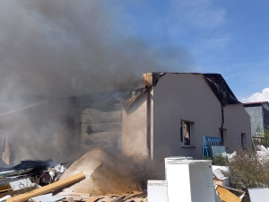 VIDEO: Hasiči bojují s požárem v areálu zemědělské společnosti, škody půjdou do milionů