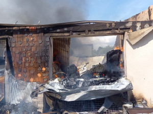 VIDEO: Hasiči bojují s požárem v areálu zemědělské společnosti, škody půjdou do milionů