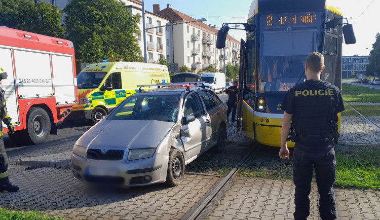 Řidič osobního auta zkřížil cestu tramvaji, tři lidi odvezli do nemocnice