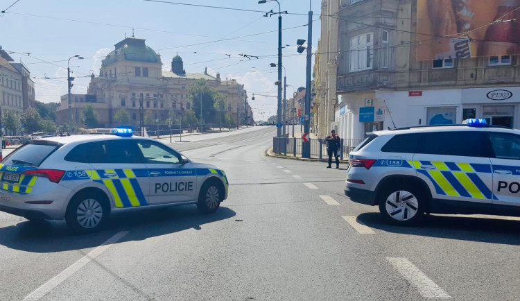 Kvůli podezřelému předmětu u synagogy uzavřeli policisté rušnou Klatovskou třídu